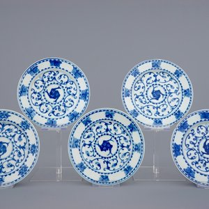 Un lot de 5 assiettes en porcelaine de Chine bleu et blanc aux carpes, Kangxi — photo 1