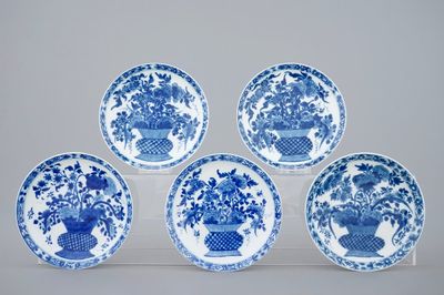 Un lot de 5 assiettes en porcelaine de Chine bleu et blanc aux paniers fleuris, Kangxi