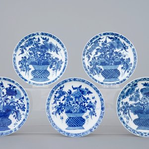 Un lot de 5 assiettes en porcelaine de Chine bleu et blanc aux paniers fleuris, Kangxi — photo 1