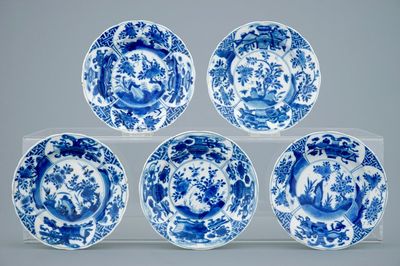 Un lot de 5 assiettes en porcelaine de Chine bleu et blanc de style kraak, époque Kangxi