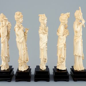 Un lot de 5 beautés en ivoire sculpté sur socles en bois, Chine, 19ème — photo 4