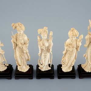 Un lot de 5 beautés en ivoire sculpté sur socles en bois, Chine, 19ème — photo 6