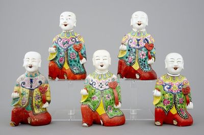 Un lot de 5 figures d'hommes assis en porcelaine de Chine famille rose, 19ème