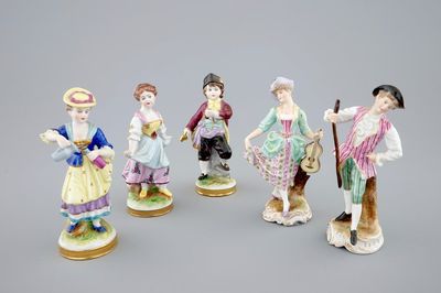 Un lot de 5 figures en porcelaine, France ou Allemagne, 19/20ème