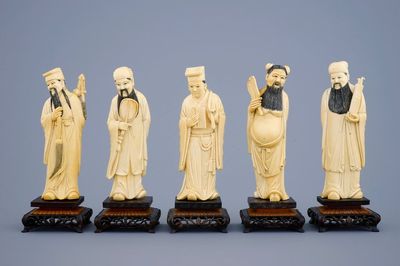 Un lot de 5 immortels en ivoire sculpté sur socles en bois, 19ème