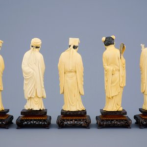 Un lot de 5 immortels en ivoire sculpté sur socles en bois, 19ème — photo 3