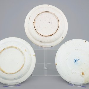 Un lot de 5 plats en faïence de Delft bleu et blanc, 18ème — photo 3