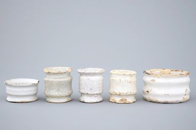 Un lot de 5 pots à onguent en faïence blanche de Delft, 17ème