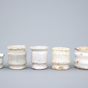Un lot de 5 pots à onguent en faïence blanche de Delft, 17ème — photo 1