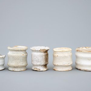 Un lot de 5 pots à onguent en faïence blanche de Delft, 17ème — photo 3