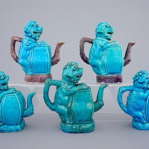 Un lot de 5 théières en porcelaine de Chine turquoise monochrome, République, 20ème — photo 4