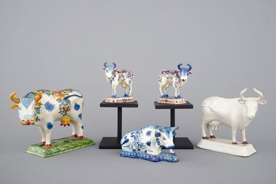 Un lot de 5 vaches en faïence de Delft, 18/19ème