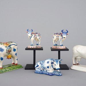 Un lot de 5 vaches en faïence de Delft, 18/19ème — photo 1
