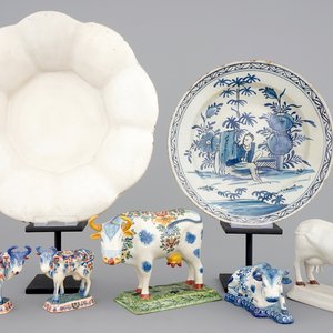 Un lot de 5 vaches et deux plats en faïence de Delft, 17/19ème — photo 1
