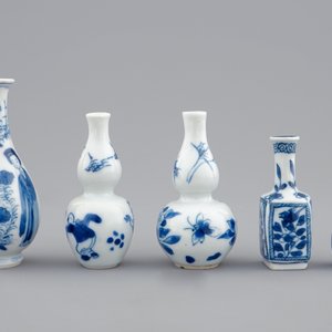 Un lot de 5 vases miniatures en porcelaine de Chine bleu et blanc, Kangxi — photo 3