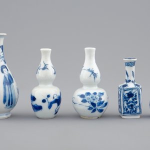 Un lot de 5 vases miniatures en porcelaine de Chine bleu et blanc, Kangxi — photo 4