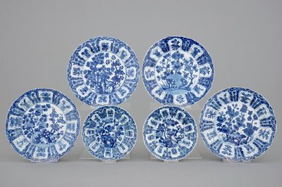 Un lot de 6 assiettes en porcelaine de Chine bleu et blanc aux décors florales, Kangxi, 18ème