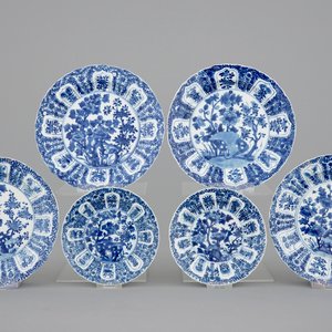 Un lot de 6 assiettes en porcelaine de Chine bleu et blanc aux décors florales, Kangxi, 18ème — photo 1