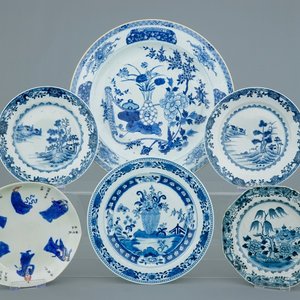 Un lot de 6 assiettes et plats en porcelaine de Chine bleu et blanc, 18/19ème — photo 1