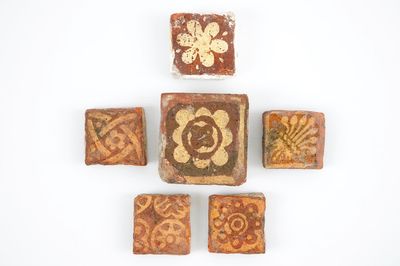 Un lot de 6 carreaux médiévaux, probablement Flandres, 14ème