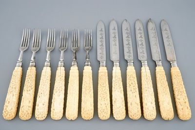 Un lot de 6 fourchettes et couteaux en argent anglais aux manches en ivoire anglo-indien, 19ème