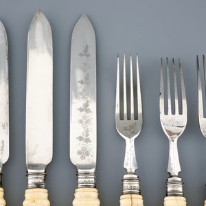 Un lot de 6 fourchettes et couteaux en argent anglais aux manches en ivoire anglo-indien, 19ème — photo 3