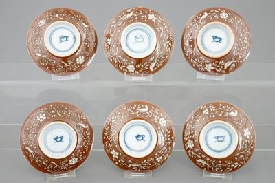 Un lot de 6 soucoupes en porcelaine de Chine à décor gravé sur fond brun, Kangxi
