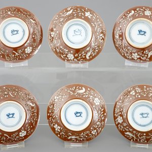 Un lot de 6 soucoupes en porcelaine de Chine à décor gravé sur fond brun, Kangxi — photo 1