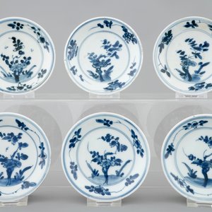 Un lot de 6 soucoupes en porcelaine de Chine à décor gravé sur fond brun, Kangxi — photo 2