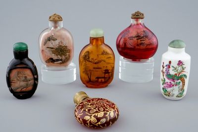 Un lot de 6 tabatières en verre peint et en porcelaine, Chine, 19/20ème
