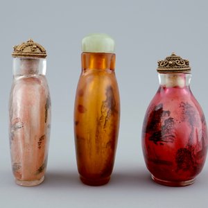 Un lot de 6 tabatières en verre peint et en porcelaine, Chine, 19/20ème — photo 3