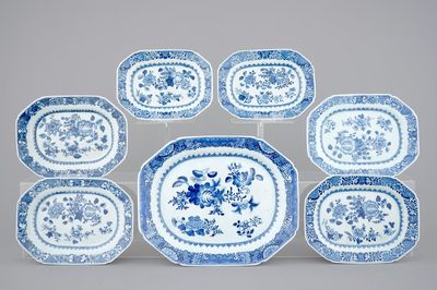 Un lot de 7 plats octagonaux en porcelaine de Chine, 18ème
