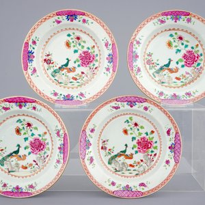 Un lot de 8 assiettes aux paons en porcelaine de Chine famille rose, Qianlong, 18ème — photo 2