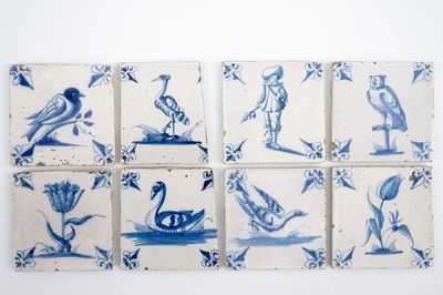 Un lot de 8 carreaux en faïence de Delft bleu et blanc, 18ème