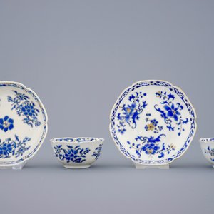 Un lot de 8 tasses et soucoupes en porcelaine de Chine en bleu, blanc et doré, Yongzheng, 1723-1735 — photo 2