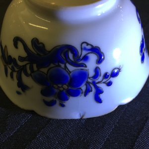 Un lot de 8 tasses et soucoupes en porcelaine de Chine en bleu, blanc et doré, Yongzheng, 1723-1735 — photo 8