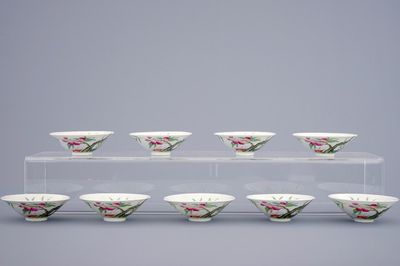 Un lot de 9 coupes en porcelaine de Chine famille rose aux pêches, marque et période de Guangxu