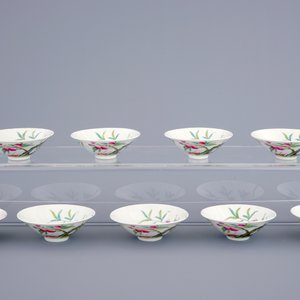Un lot de 9 coupes en porcelaine de Chine famille rose aux pêches, marque et période de Guangxu — photo 2