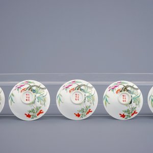 Un lot de 9 coupes en porcelaine de Chine famille rose aux pêches, marque et période de Guangxu — photo 3