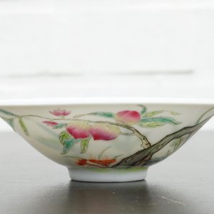 Un lot de 9 coupes en porcelaine de Chine famille rose aux pêches, marque et période de Guangxu — photo 7