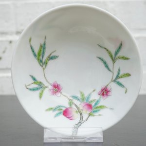 Un lot de 9 coupes en porcelaine de Chine famille rose aux pêches, marque et période de Guangxu — photo 8
