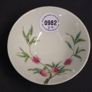 Un lot de 9 coupes en porcelaine de Chine famille rose aux pêches, marque et période de Guangxu — photo 9