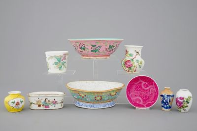 Un lot de 9 objets en porcelaine de Chine, famille rose et Qianjiang cai, 19/20ème