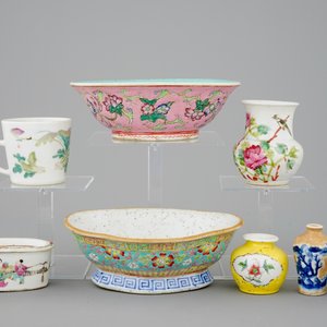 Un lot de 9 objets en porcelaine de Chine, famille rose et Qianjiang cai, 19/20ème — photo 4
