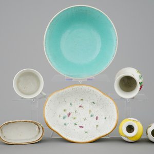 Un lot de 9 objets en porcelaine de Chine, famille rose et Qianjiang cai, 19/20ème — photo 9