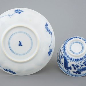 Un lot de 9 tasses et soucoupes en porcelaine de Chine bleu et blanc, Kangxi — photo 4
