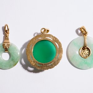 Un lot de bijoux en or 18K et jade: un bracelet, une bague et quatre pendentifs — photo 3