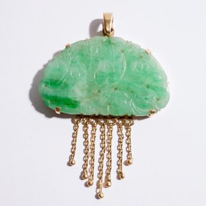 Un lot de bijoux en or 18K et jade: un bracelet, une bague et quatre pendentifs — photo 4