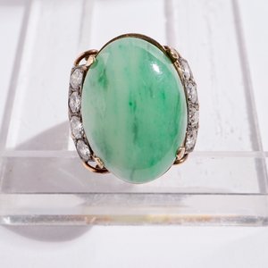 Un lot de bijoux en or 18K et jade: un bracelet, une bague et quatre pendentifs — photo 8