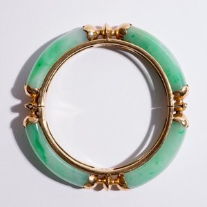 Un lot de bijoux en or 18K et jade: un bracelet, une bague et quatre pendentifs — photo 9